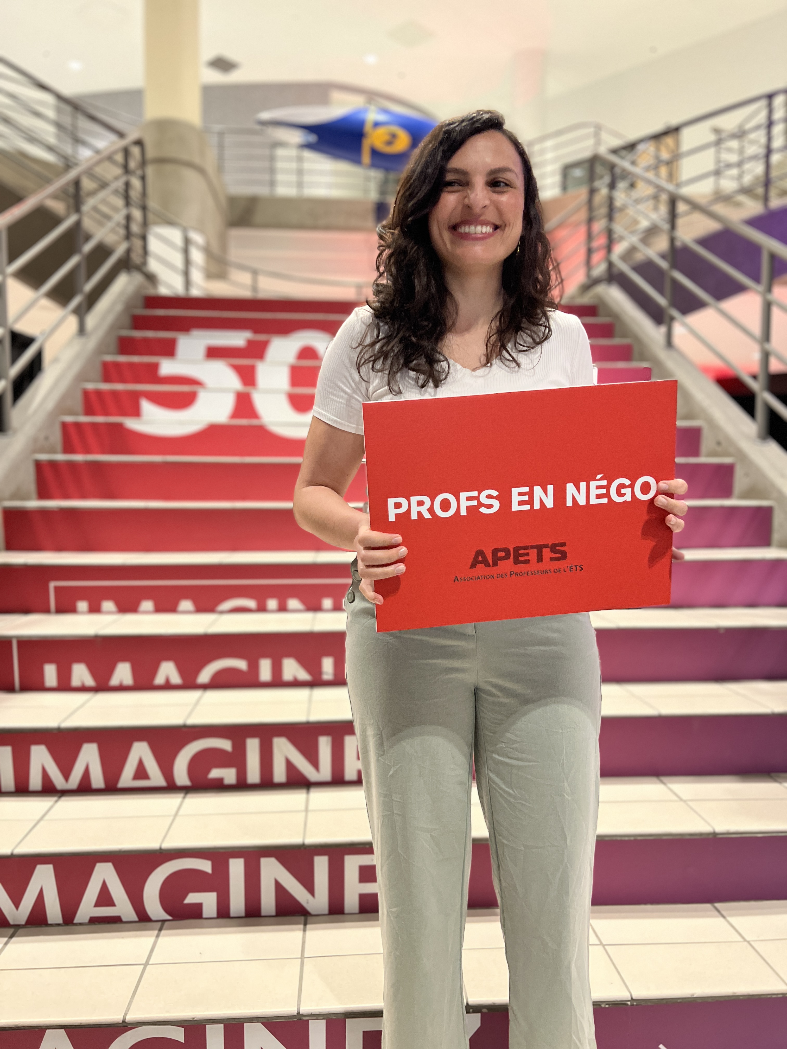 Professeure de l'ÉTS soutenant les négociations